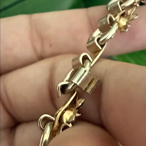 Elegant Gold and Black Floral Bracelet - Picture 4 of 4